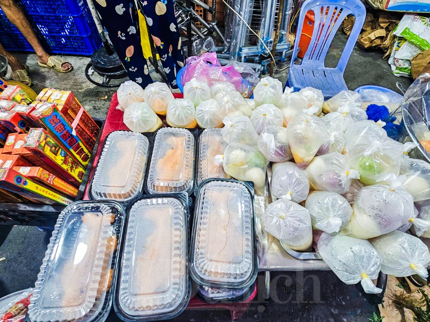 Hành trình ‘về chầu Ngọc Hoàng’ của Thần bếp: Chợ truyền thống trầm lắng, người dân ‘thắt lưng buộc bụng’ - 2