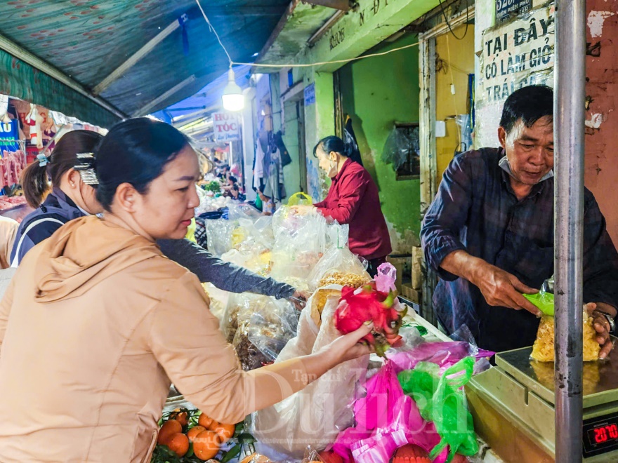 Hành trình ‘về chầu Ngọc Hoàng’ của Thần bếp: Chợ truyền thống trầm lắng, người dân ‘thắt lưng buộc bụng’ - 5