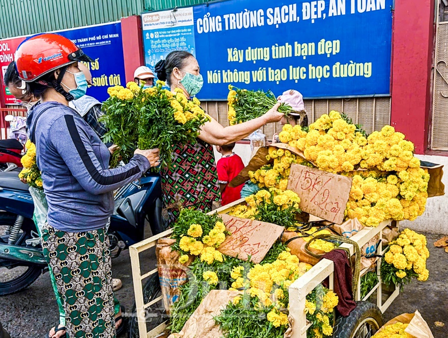 Hành trình ‘về chầu Ngọc Hoàng’ của Thần bếp: Chợ truyền thống trầm lắng, người dân ‘thắt lưng buộc bụng’ - 4