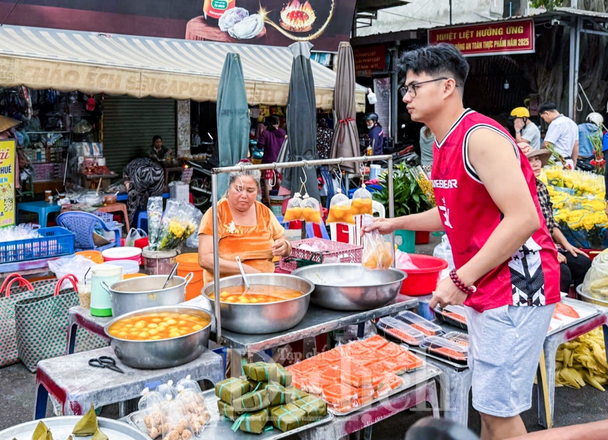 Hành trình ‘về chầu Ngọc Hoàng’ của Thần bếp: Chợ truyền thống trầm lắng, người dân ‘thắt lưng buộc bụng’ - 6