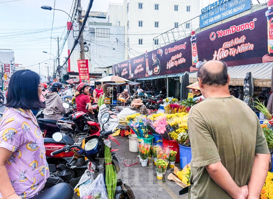 Hành trình ‘về chầu Ngọc Hoàng’ của Thần bếp: Chợ truyền thống trầm lắng, người dân ‘thắt lưng buộc bụng’ - 9