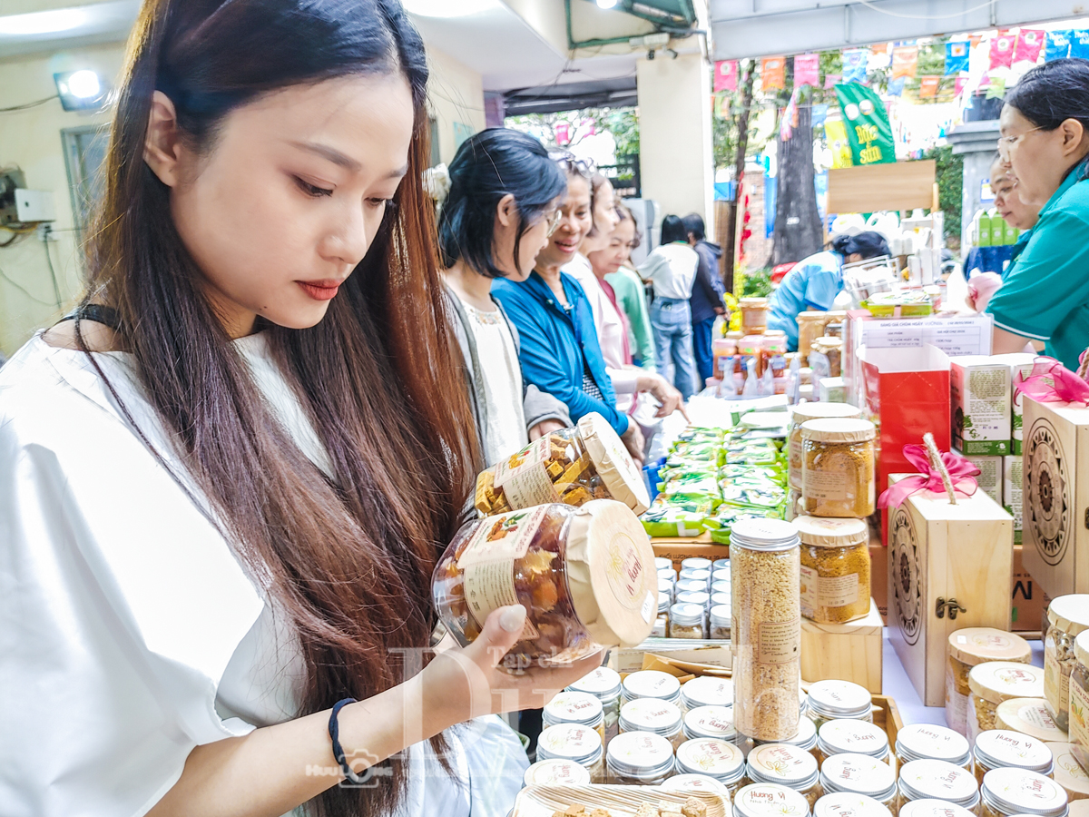 Giữa phố đông, tìm một phiên chợ Tết hướng đến giá trị bền vững - 6