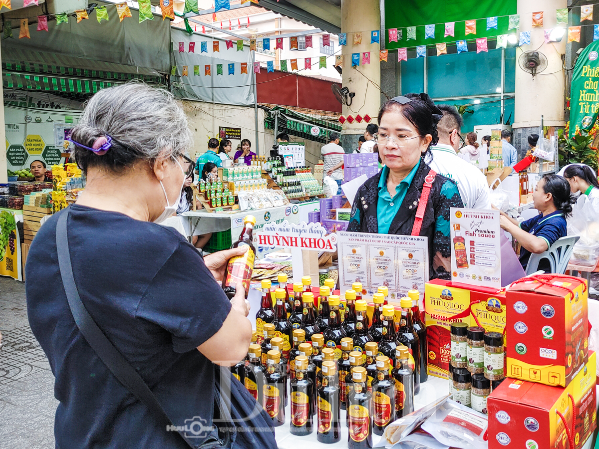 Giữa phố đông, tìm một phiên chợ Tết hướng đến giá trị bền vững - 3