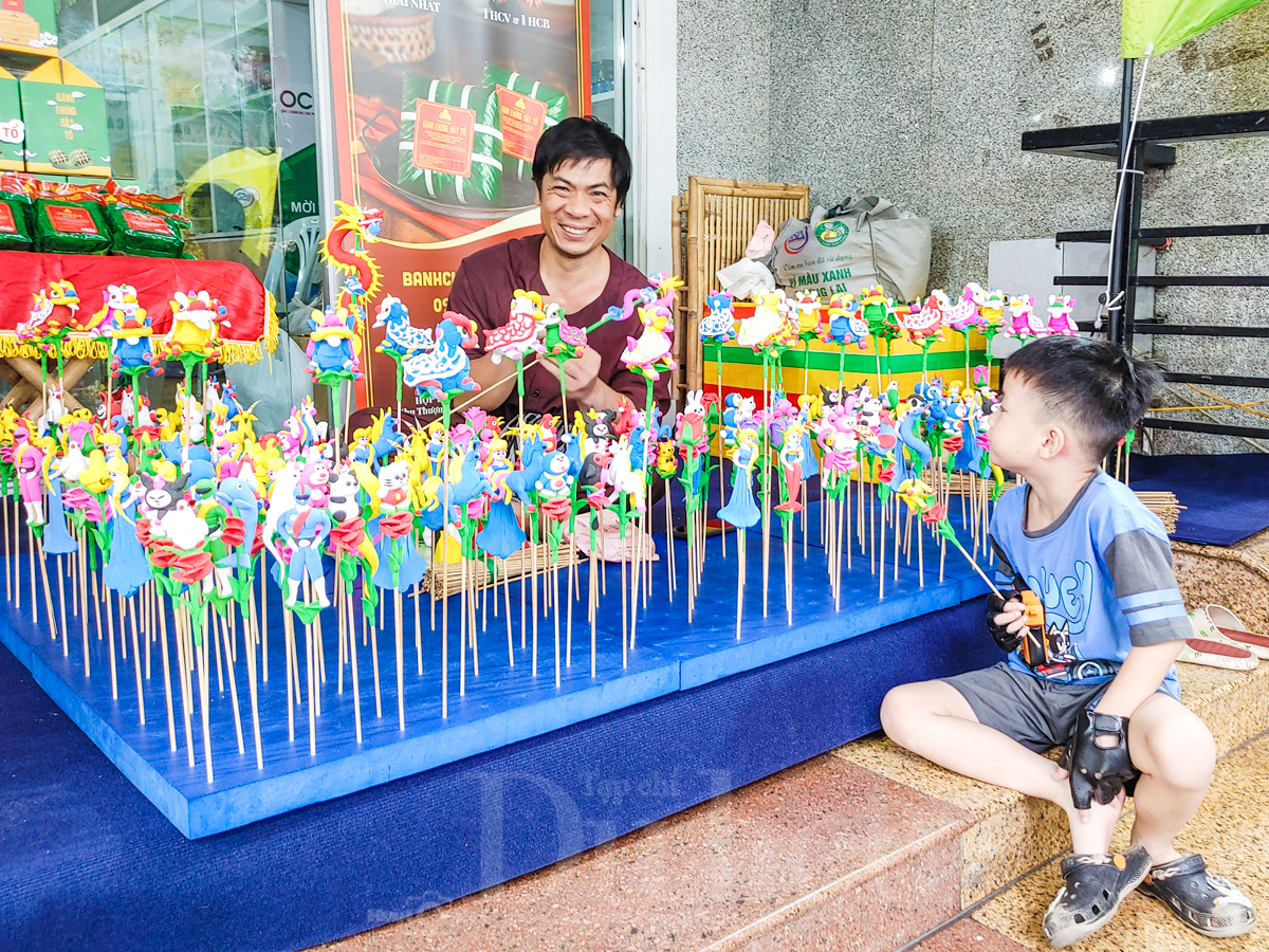 Giữa phố đông, tìm một phiên chợ Tết hướng đến giá trị bền vững - 4