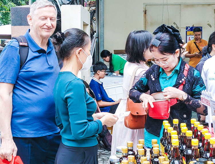 Giữa phố đông, tìm một phiên chợ Tết hướng đến giá trị bền vững