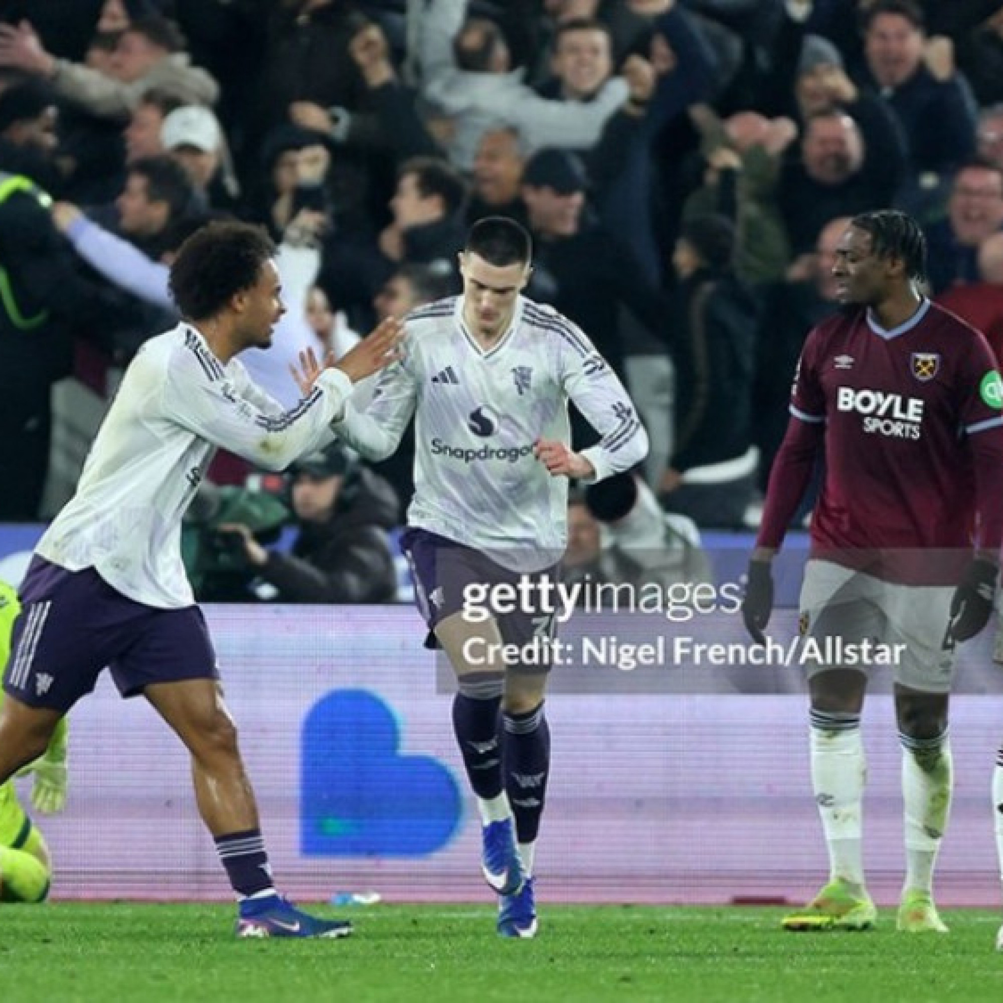  - Nóng bảng xếp hạng Ngoại hạng Anh: MU giữ vững top 4, Tottenham trên bờ vực nguy hiểm