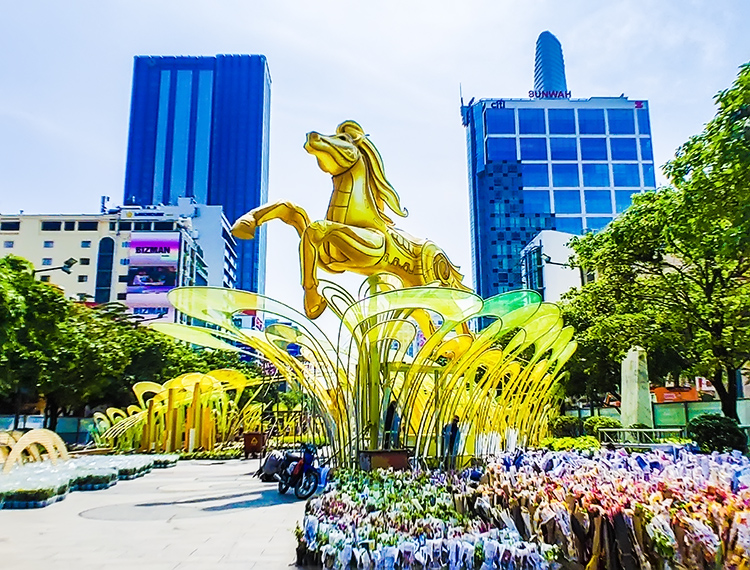 Voi 9 ngà – Gà 9 cựa – Ngựa 9 hồng mao đã lộ diện tại Đường hoa Bính Ngọ