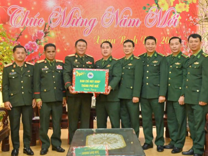  - Bộ Chỉ huy Quân sự tỉnh Sê Kông chúc Tết BĐBP thành phố Huế