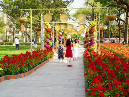 Du lịch biển - Tràn ngập không khí Tết bên dòng Hương Giang