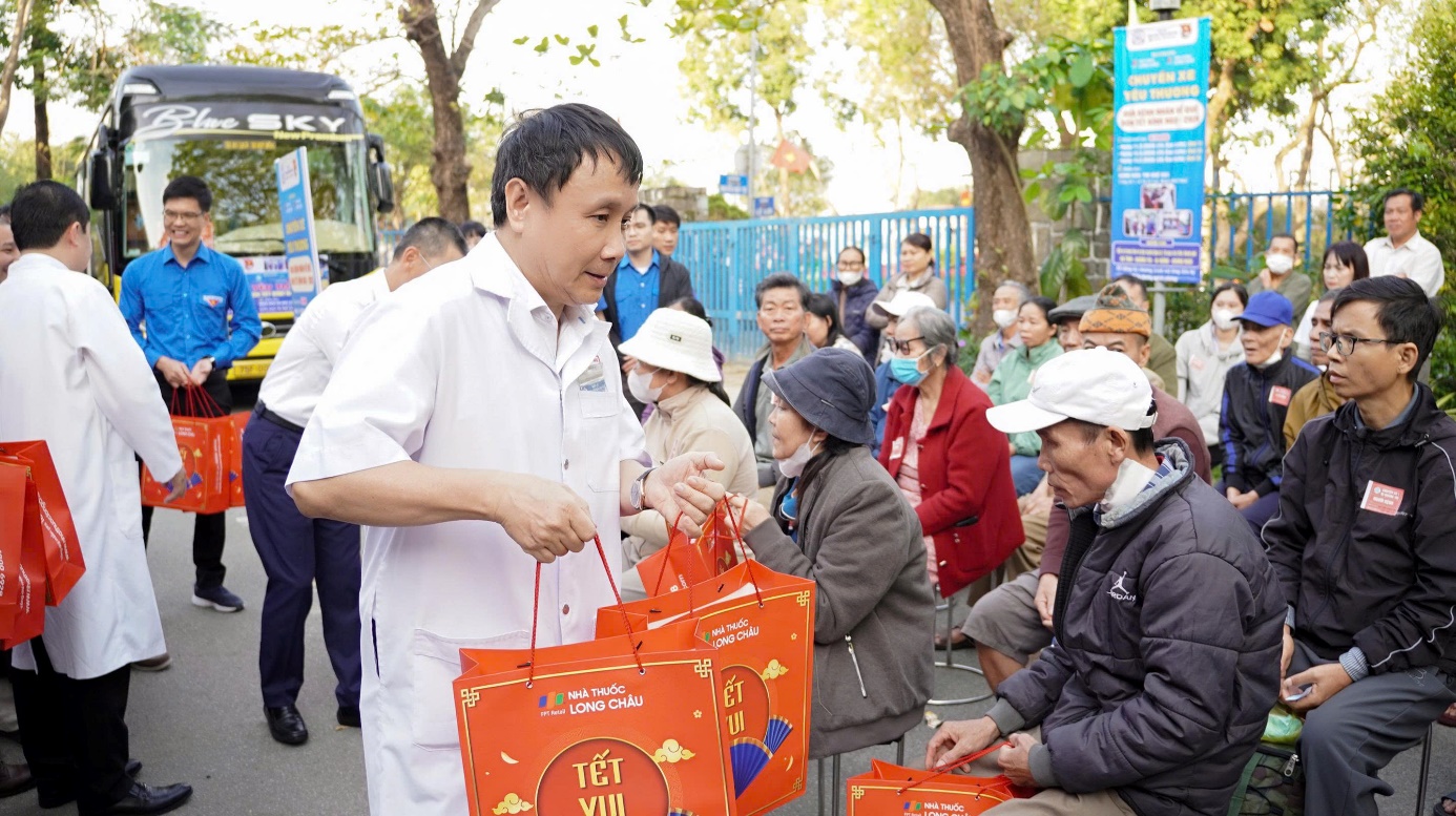 ‘Chuyến xe yêu thương’ lăn bánh đưa bệnh nhân về quê ăn Tết - 1