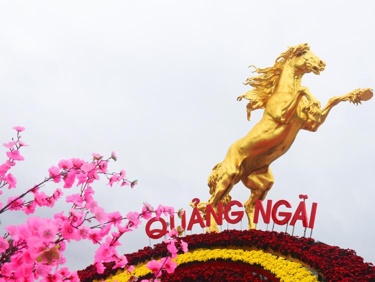 Linh vật Ngựa vàng hấp dẫn du khách đến vườn hoa Xuân Quảng Ngãi