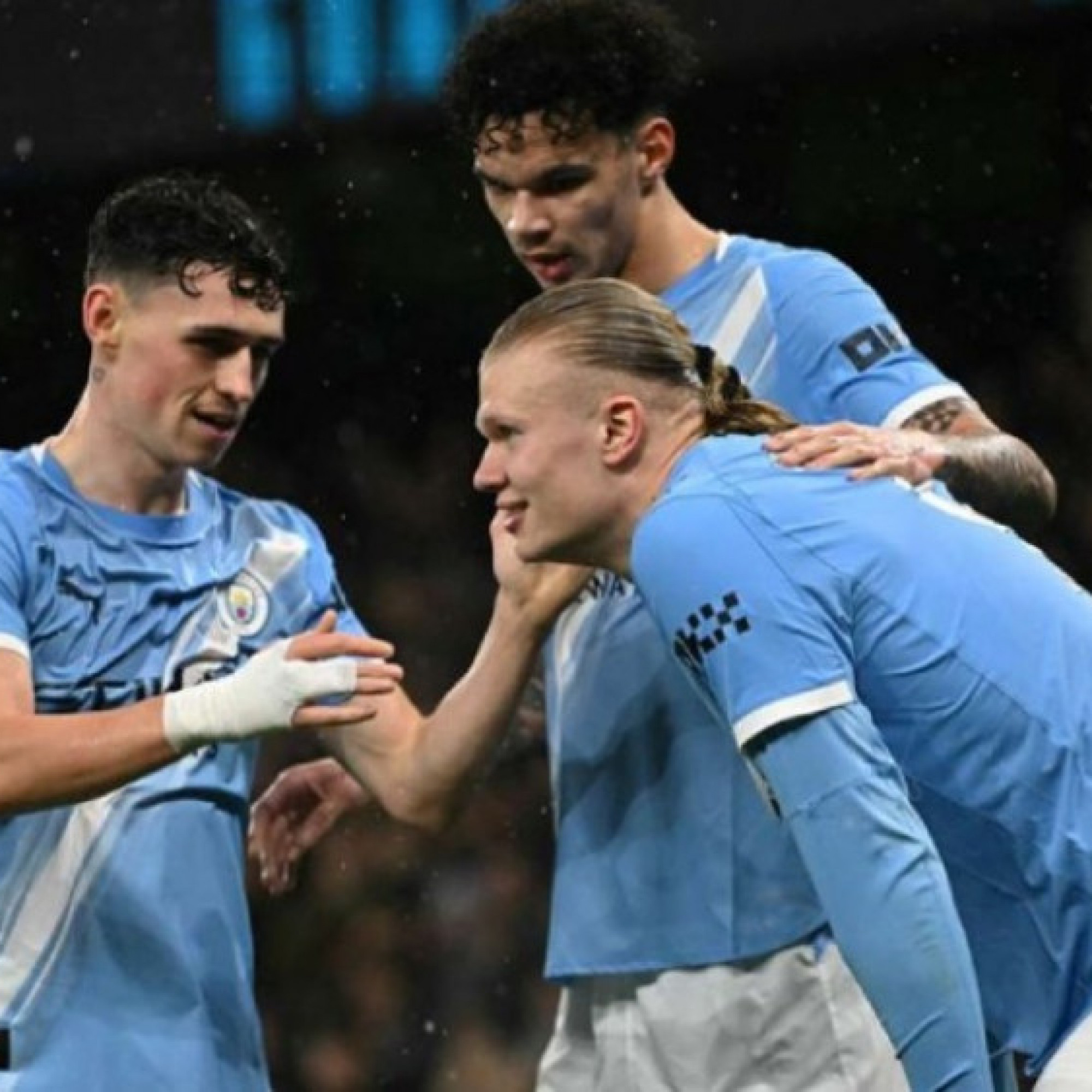  - Haaland có "lần đầu" trong năm 2026, gây lo lắng khi phải rời sân sớm