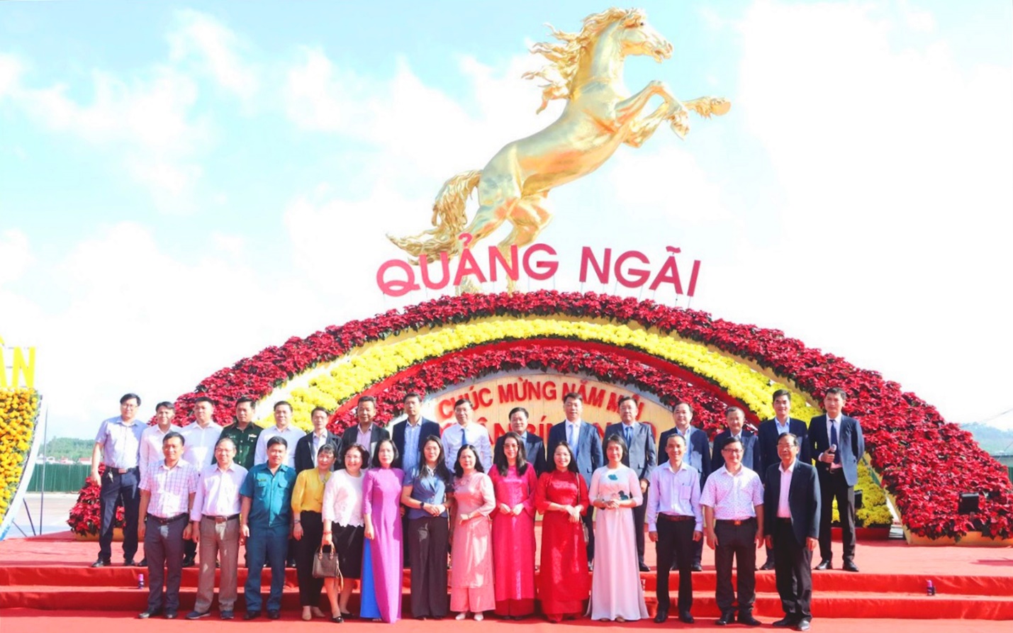 linh vat ngua vang hap dan du khach den vuon hoa xuan quang ngai - 3