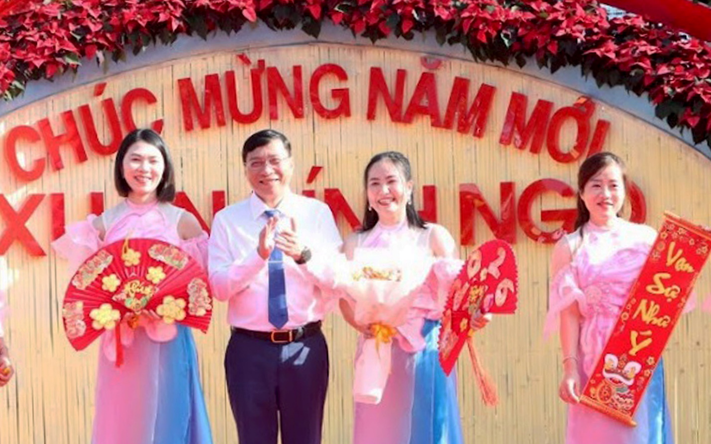 linh vat ngua vang hap dan du khach den vuon hoa xuan quang ngai - 2