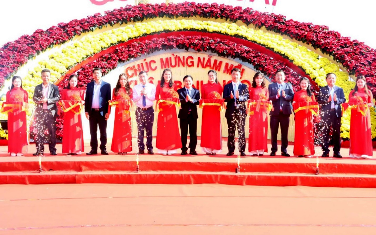 linh vat ngua vang hap dan du khach den vuon hoa xuan quang ngai - 1