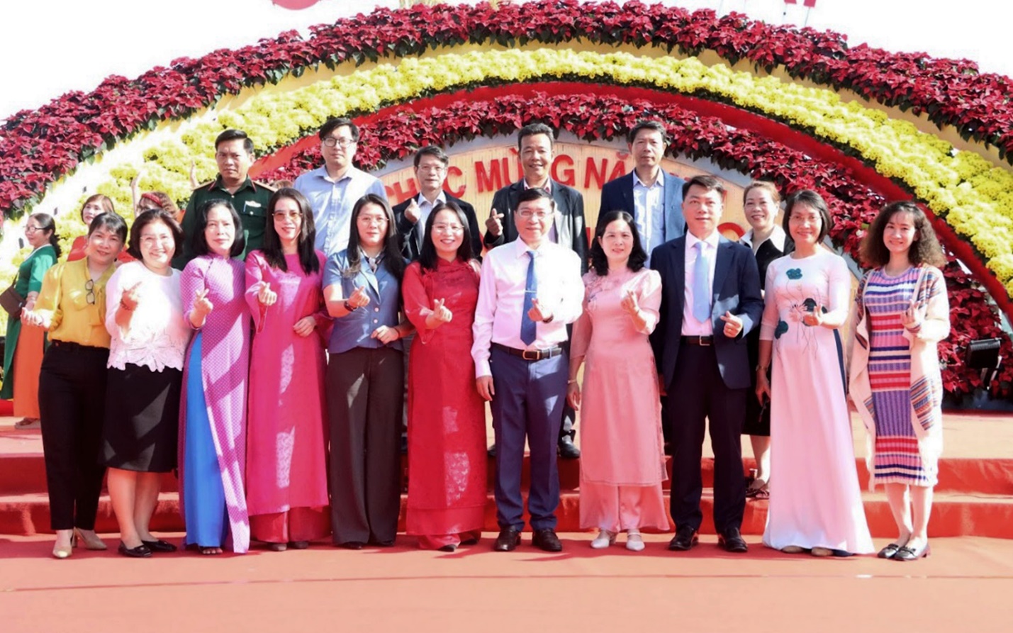 linh vat ngua vang hap dan du khach den vuon hoa xuan quang ngai - 4