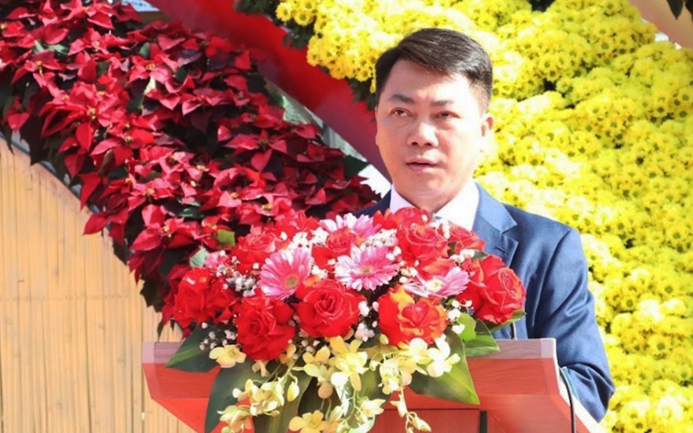 linh vat ngua vang hap dan du khach den vuon hoa xuan quang ngai - 5