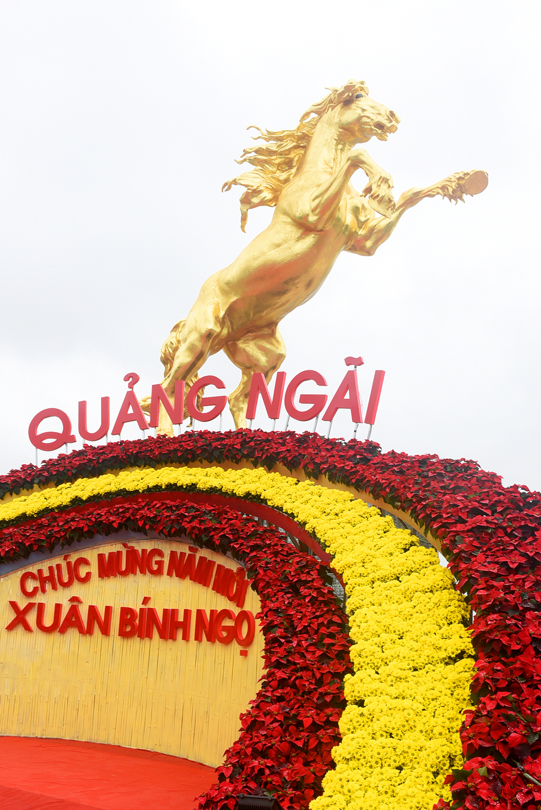 linh vat ngua vang hap dan du khach den vuon hoa xuan quang ngai - 15