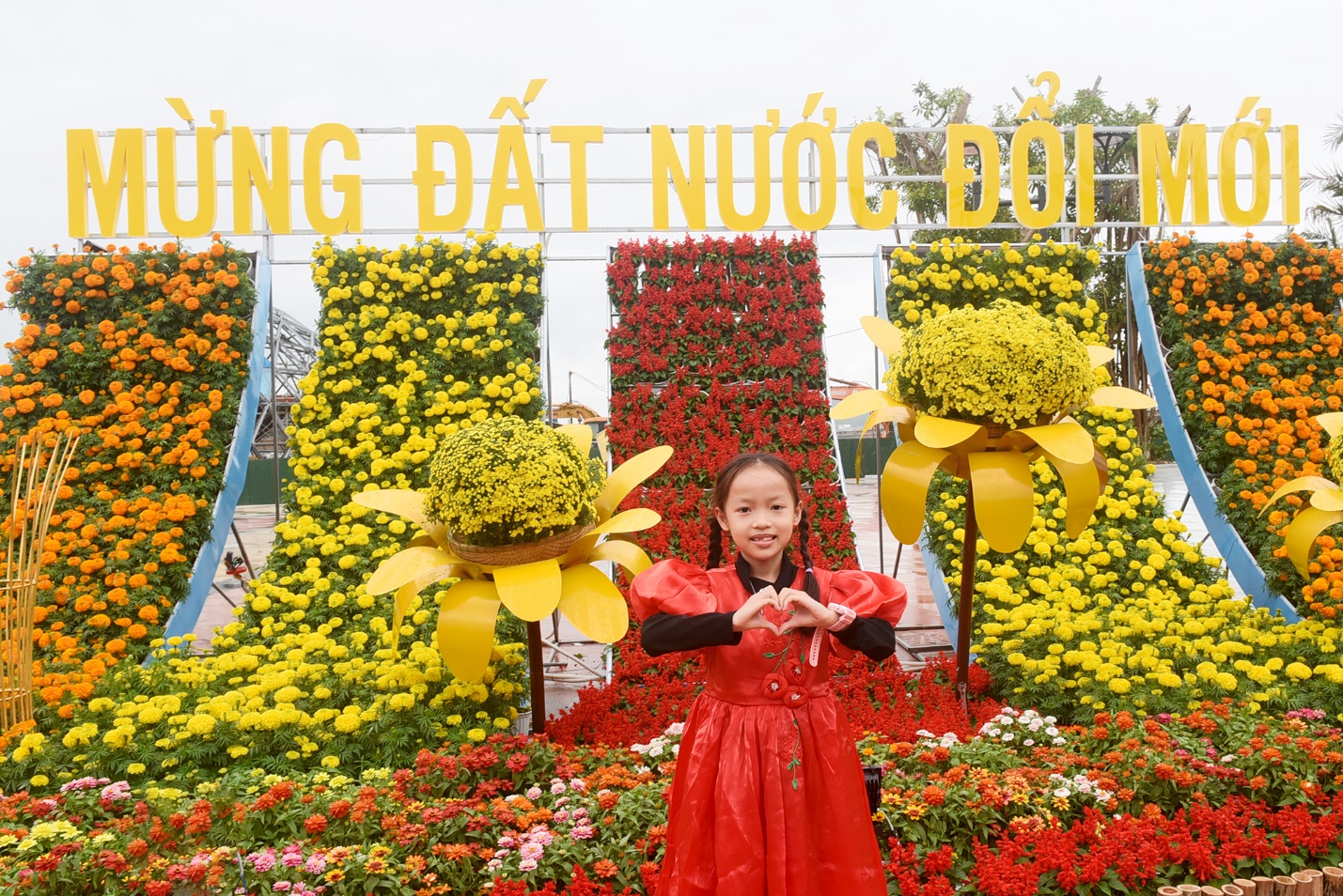 linh vat ngua vang hap dan du khach den vuon hoa xuan quang ngai - 11