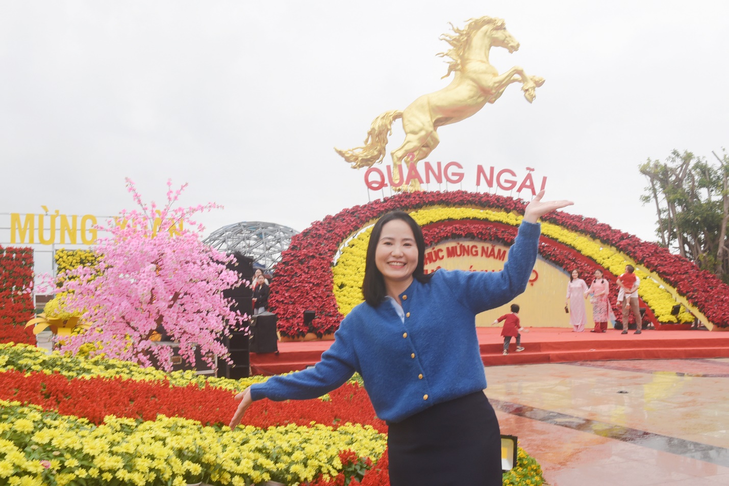 linh vat ngua vang hap dan du khach den vuon hoa xuan quang ngai - 8