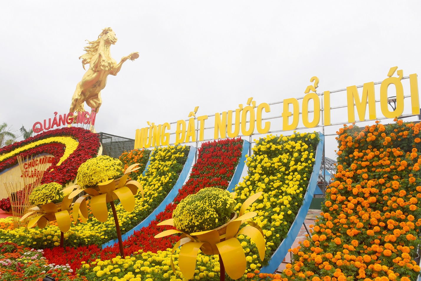 linh vat ngua vang hap dan du khach den vuon hoa xuan quang ngai - 12