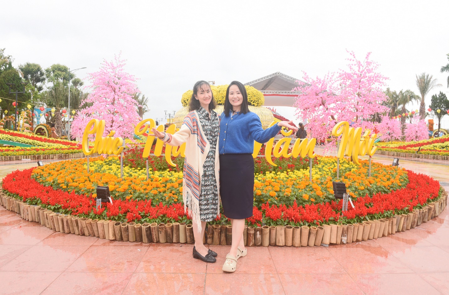 linh vat ngua vang hap dan du khach den vuon hoa xuan quang ngai - 9