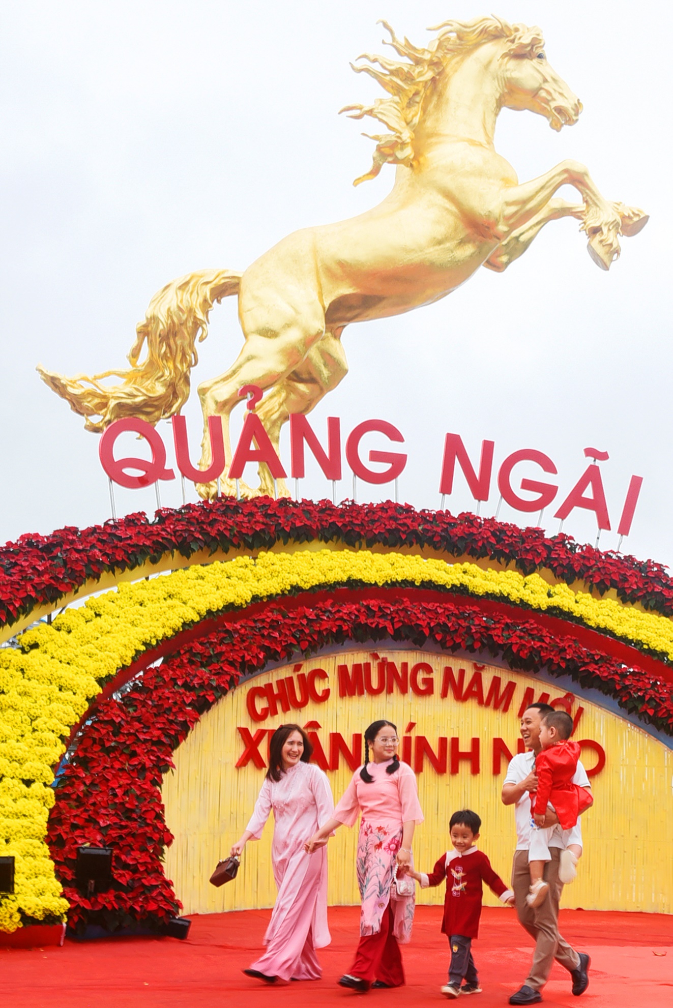 linh vat ngua vang hap dan du khach den vuon hoa xuan quang ngai - 13