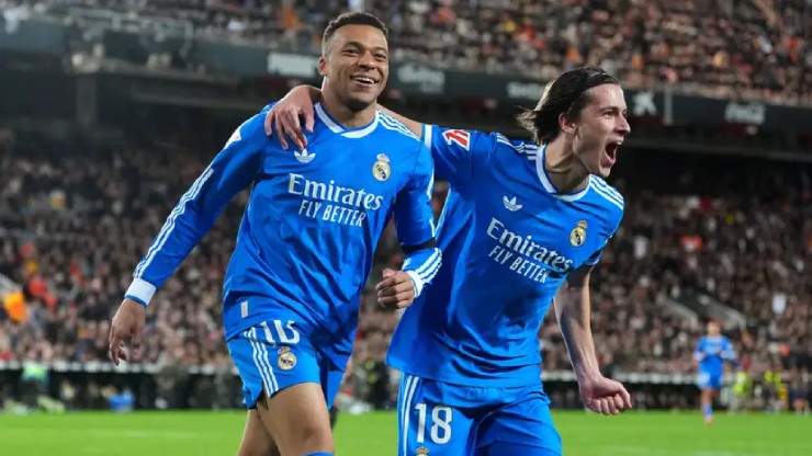 Tin mới nhất bóng đá tối 13/2: Thủ môn của Arsenal bị chê cười - 1