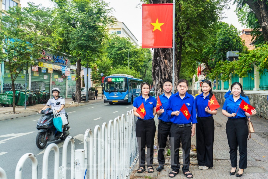 Xuân Hòa ‘khoác áo mới’ đón Tết: Rực rỡ đường cờ, tươi thắm sắc hoa - 2