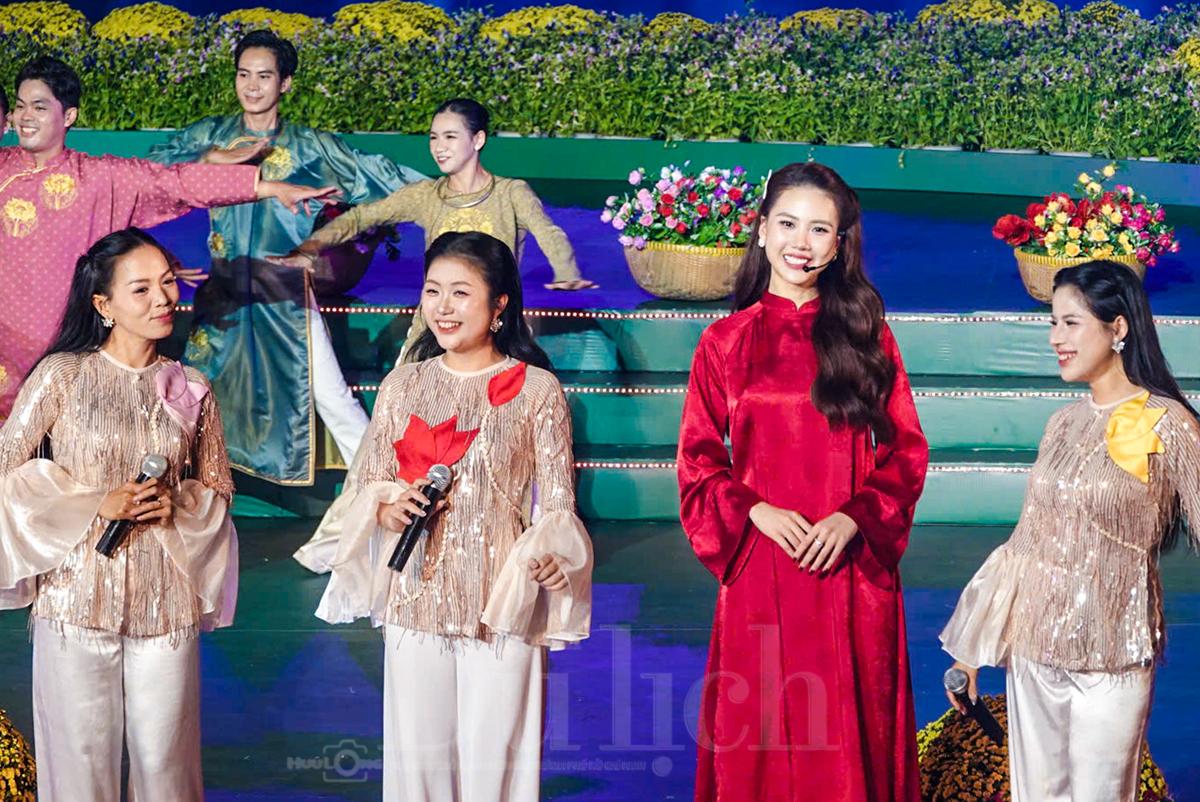 ‘Bến ngọc thuyền hoa’ rực rỡ sắc màu di sản trên kênh Tàu Hủ - 9