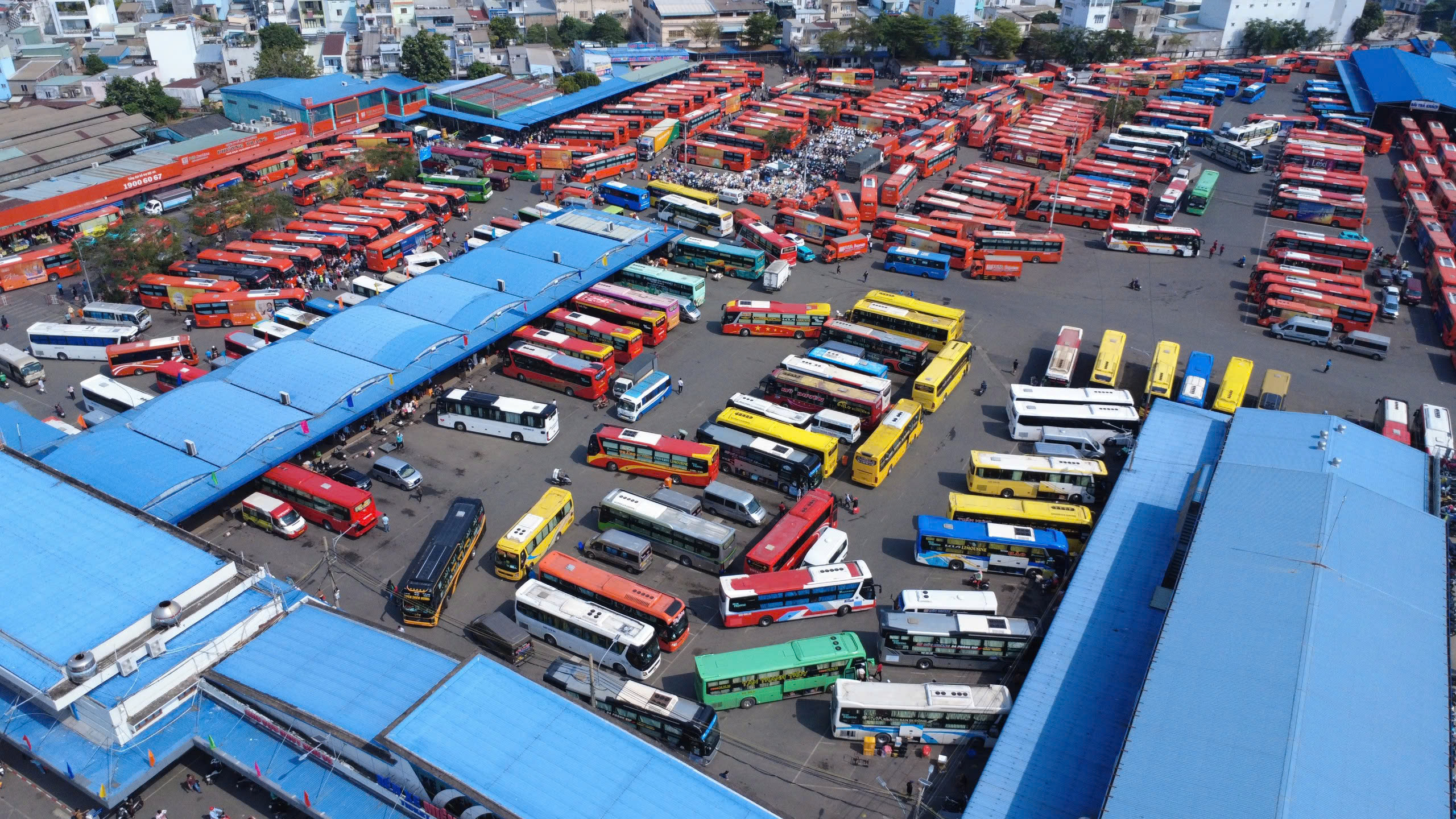 Vượt ‘trận đồ’ chen chúc ngày 26 Tết, người lao động chật vật tìm lối về quê - 6