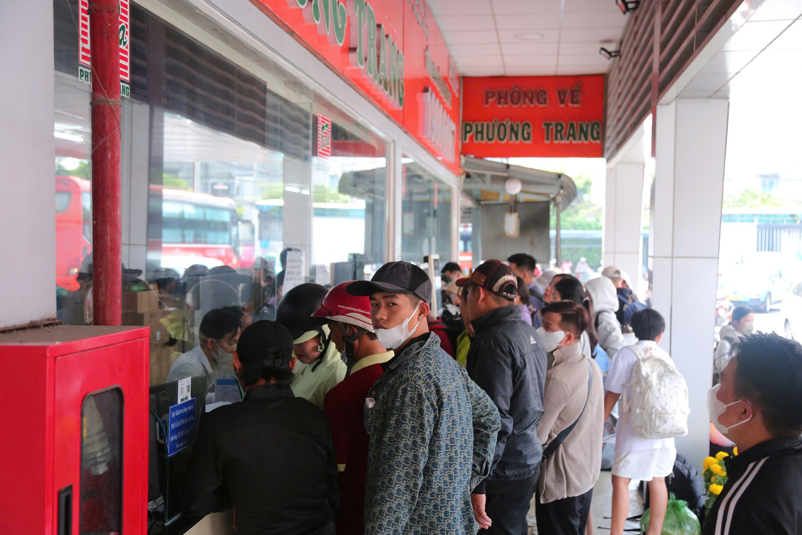 Vượt ‘trận đồ’ chen chúc ngày 26 Tết, người lao động chật vật tìm lối về quê - 2