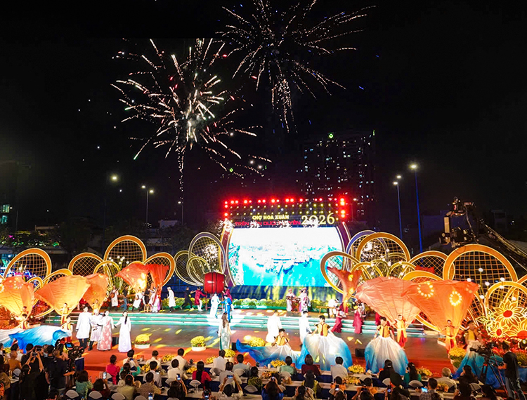 ‘Bến ngọc thuyền hoa’ rực rỡ sắc màu di sản trên kênh Tàu Hủ