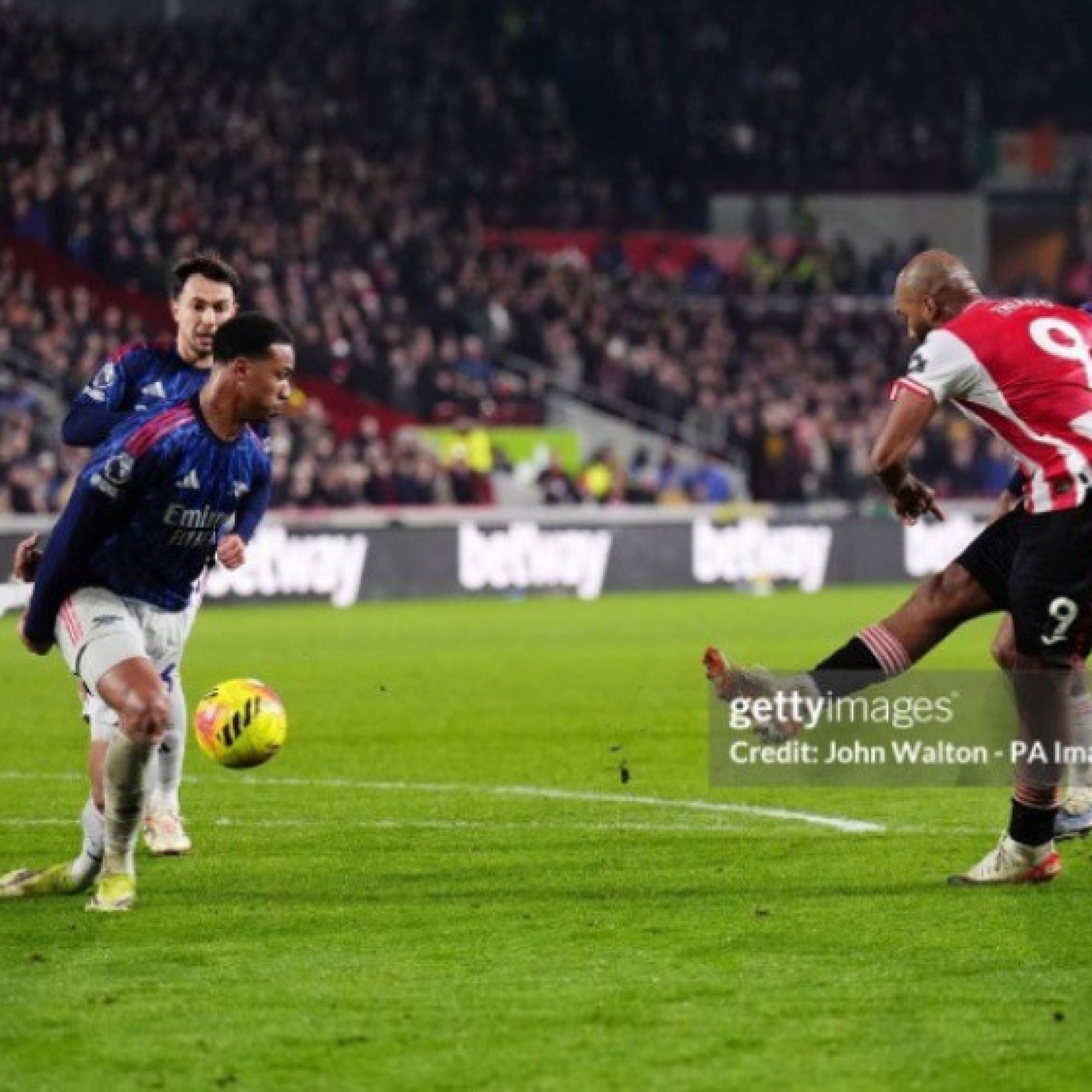  - Nóng bảng xếp hạng Ngoại hạng Anh: Arsenal chịu sức ép dữ dội, đua vô địch hấp dẫn