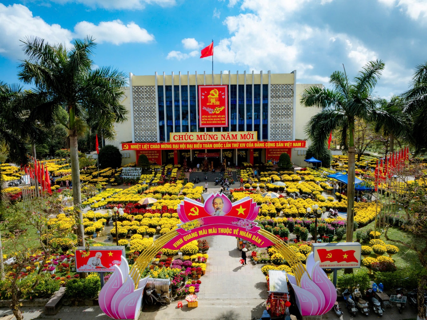 Rực rỡ muôn loài hoa ở chợ hoa Xuân xứ Huế - 1