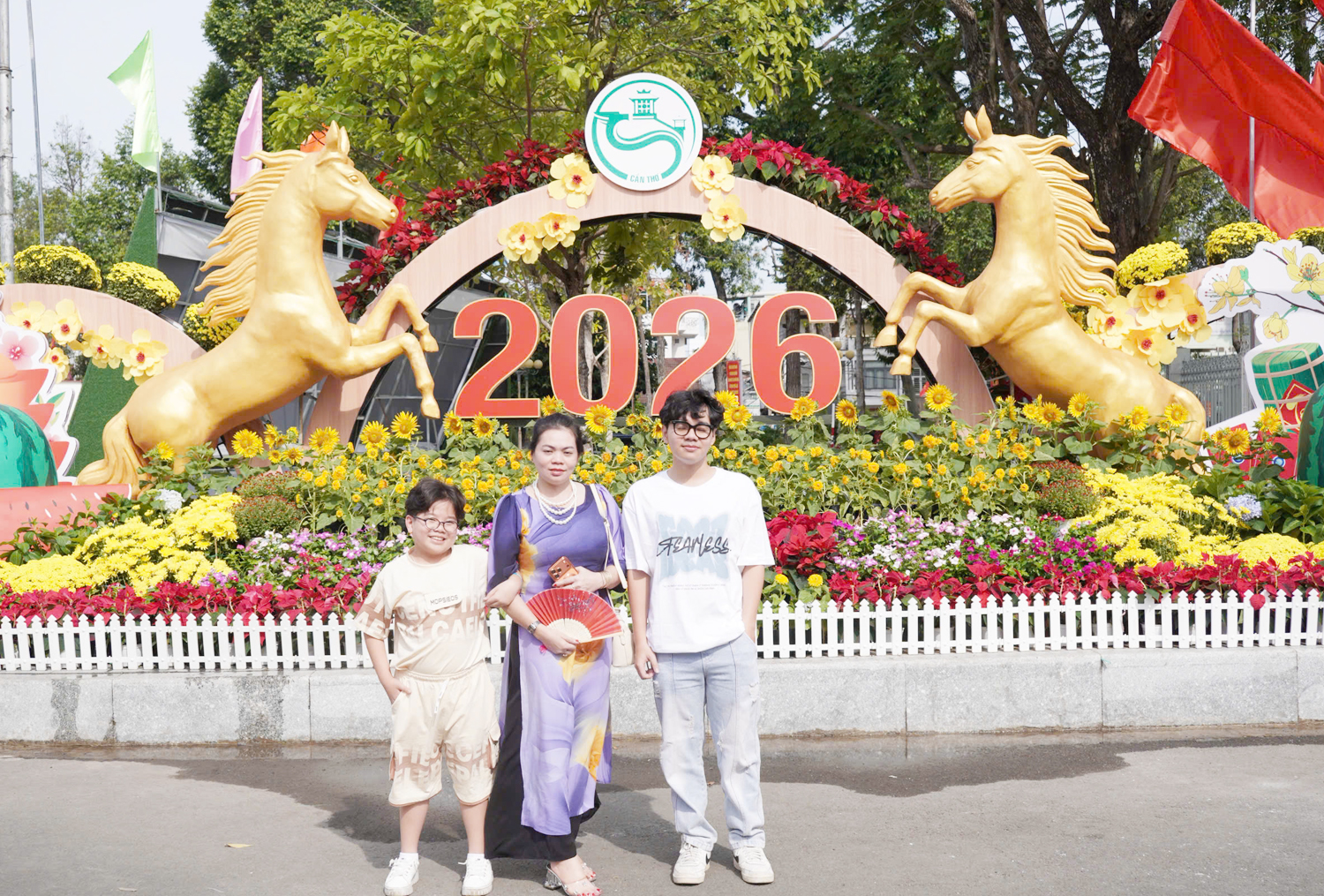 'Bát mã phi thiên' cưỡi trên sóng hoa ở Cần Thơ - 4