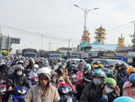  - Kẹt xe ngày giáp tết, ấm lòng giữa dòng người hồi hương