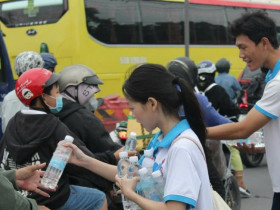  - Kẹt xe ngày giáp tết, ấm lòng giữa dòng người hồi hương