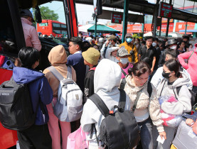  - Vượt ‘trận đồ’ chen chúc ngày 26 Tết, người lao động chật vật tìm lối về quê