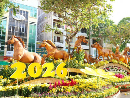  - 'Bát mã phi thiên' cưỡi trên sóng hoa ở Cần Thơ