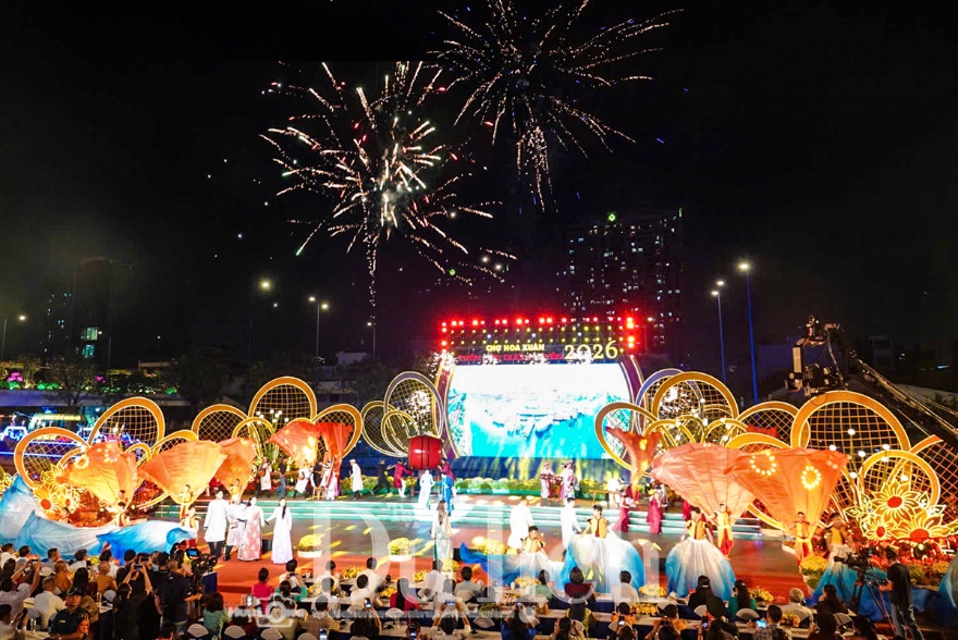 ‘Bến ngọc thuyền hoa’ rực rỡ sắc màu di sản trên kênh Tàu Hủ - 1