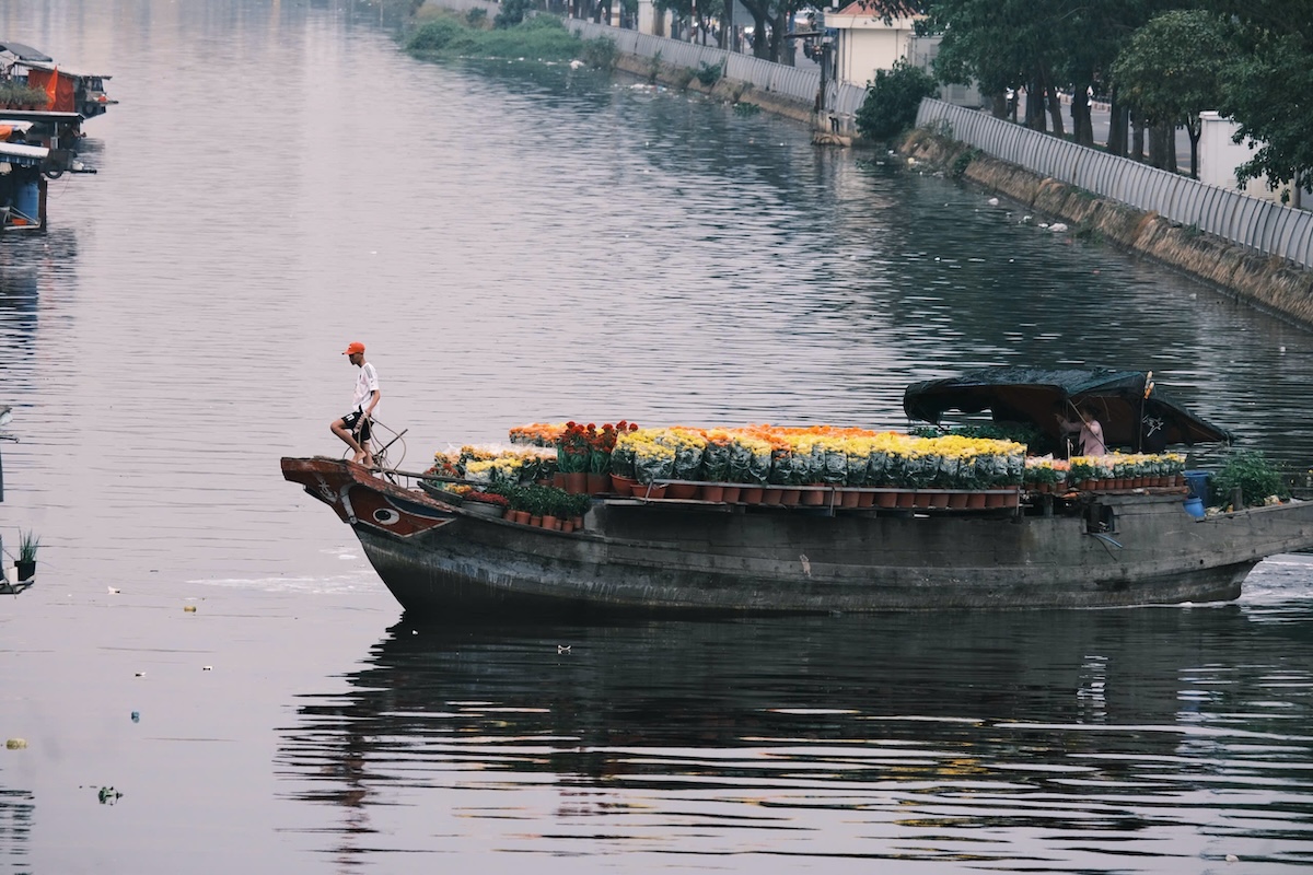 Giữa chợ hoa Tết nhộn nhịp, nỗi lo lớn nhất lại là… không kịp về quê - 4