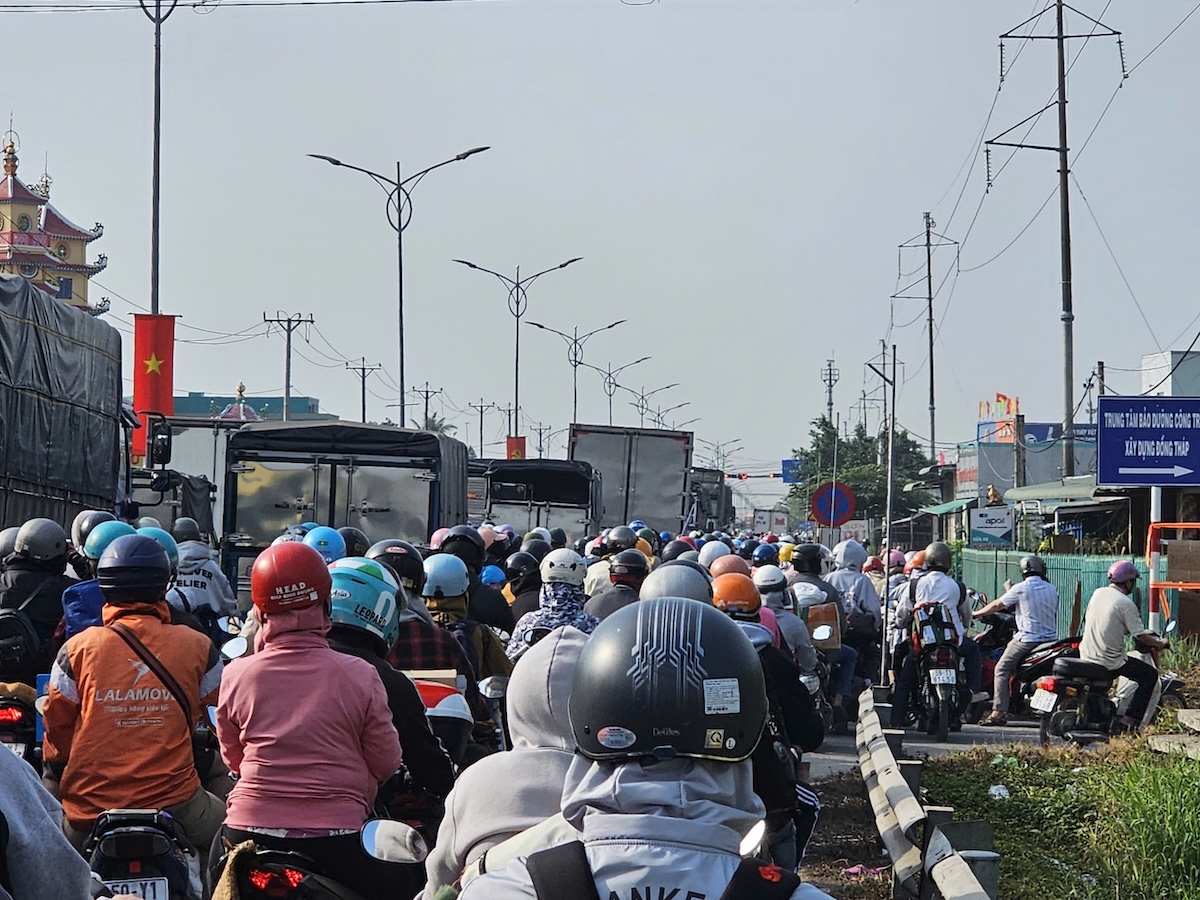 Kẹt xe ngày giáp tết, ấm lòng giữa dòng người hồi hương - 3