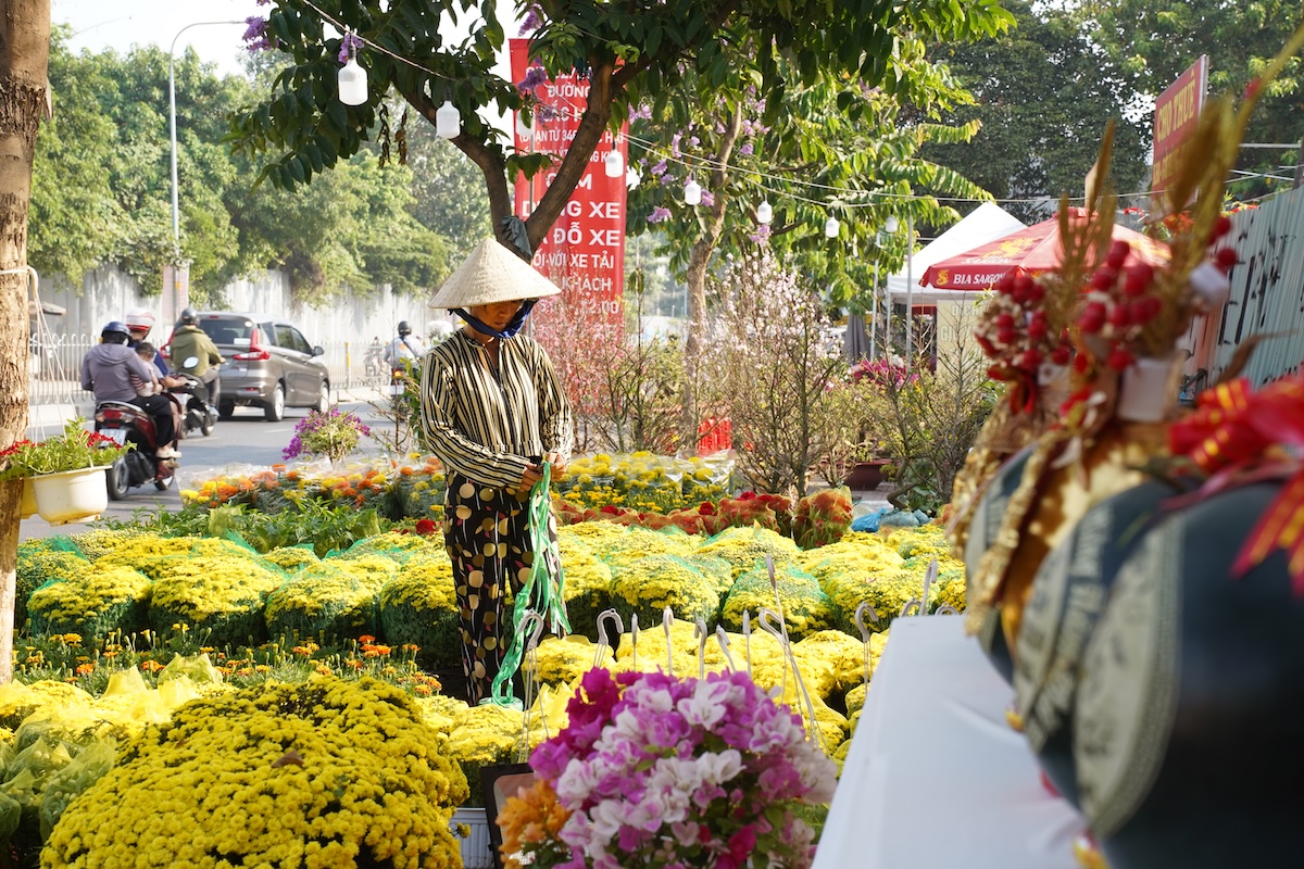 Giữa chợ hoa Tết nhộn nhịp, nỗi lo lớn nhất lại là… không kịp về quê - 2