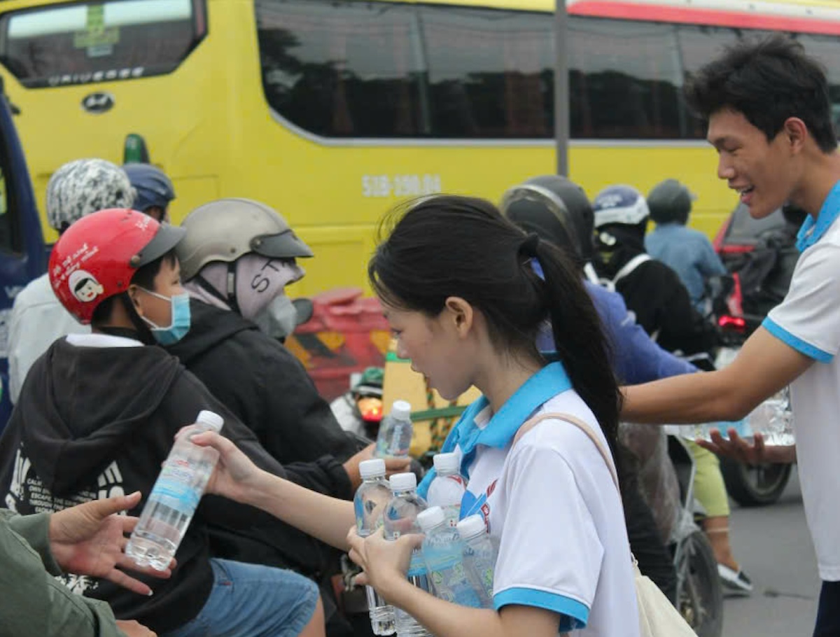 Kẹt xe ngày giáp tết, ấm lòng giữa dòng người hồi hương - 4