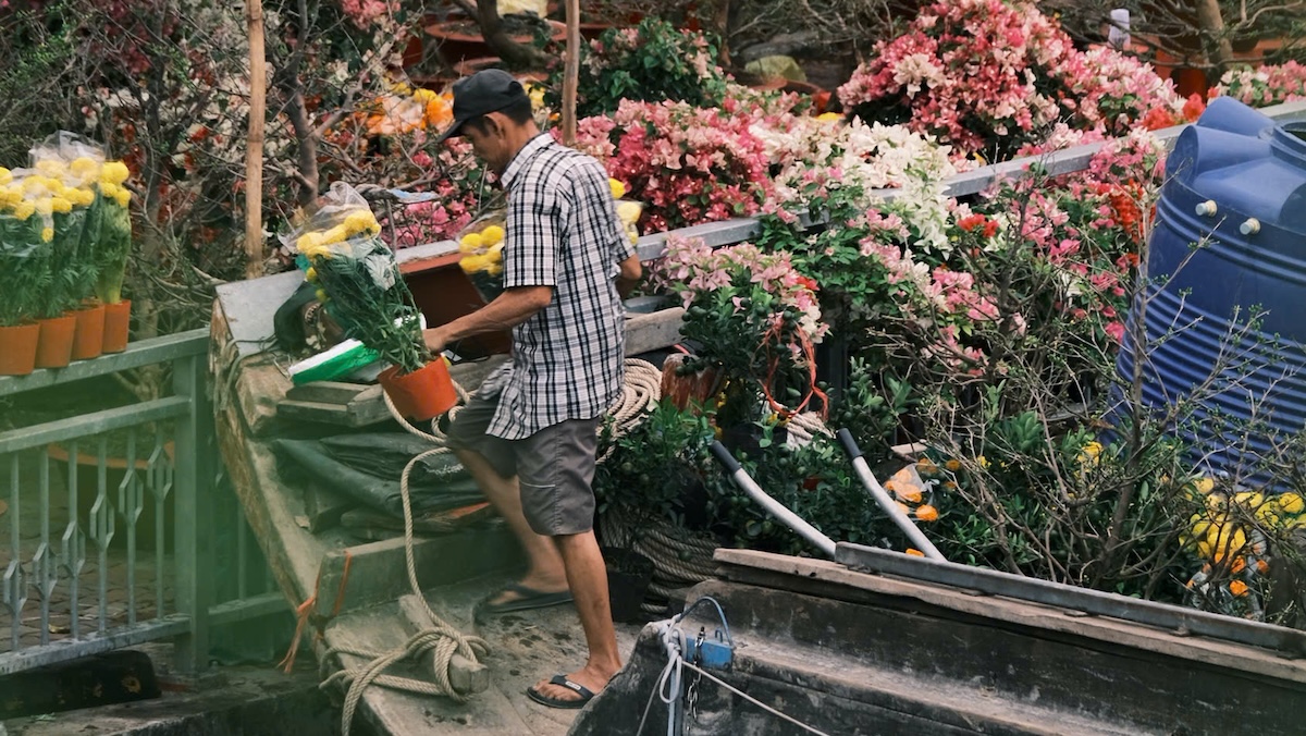 Giữa chợ hoa Tết nhộn nhịp, nỗi lo lớn nhất lại là… không kịp về quê - 5