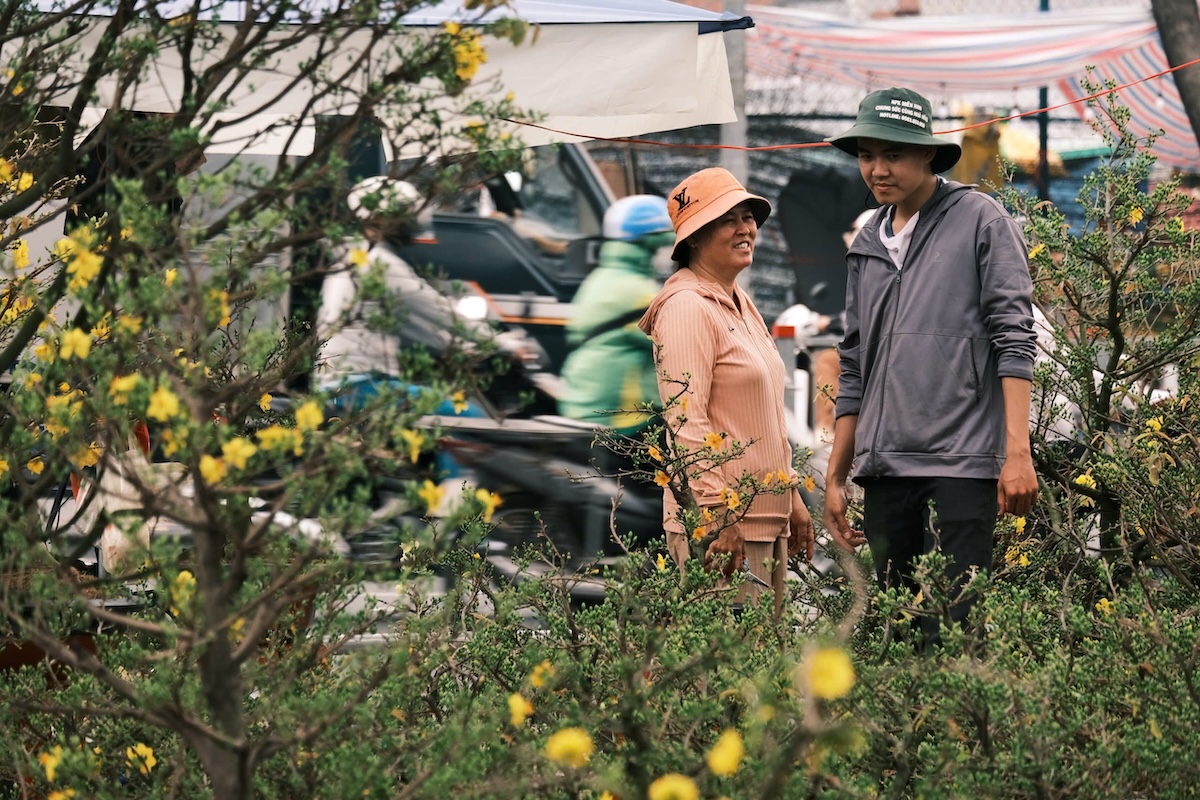 Giữa chợ hoa Tết nhộn nhịp, nỗi lo lớn nhất lại là… không kịp về quê - 7