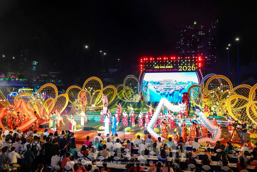 ‘Bến ngọc thuyền hoa’ rực rỡ sắc màu di sản trên kênh Tàu Hủ - 11