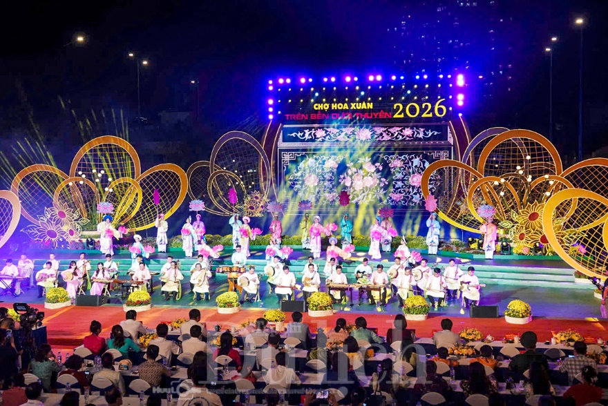 ‘Bến ngọc thuyền hoa’ rực rỡ sắc màu di sản trên kênh Tàu Hủ - 6