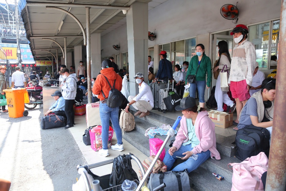 Vượt ‘trận đồ’ chen chúc ngày 26 Tết, người lao động chật vật tìm lối về quê - 7